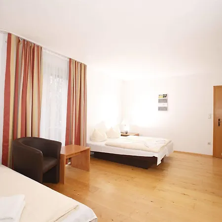 Hotelpension Zum Gockl ゲストハウス 3*